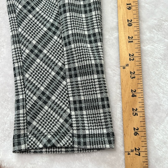 Forever 21 Size Medium Stretch Pull-on Skinny Pants. Plaid Black, gray, white - Picture 6 of 8